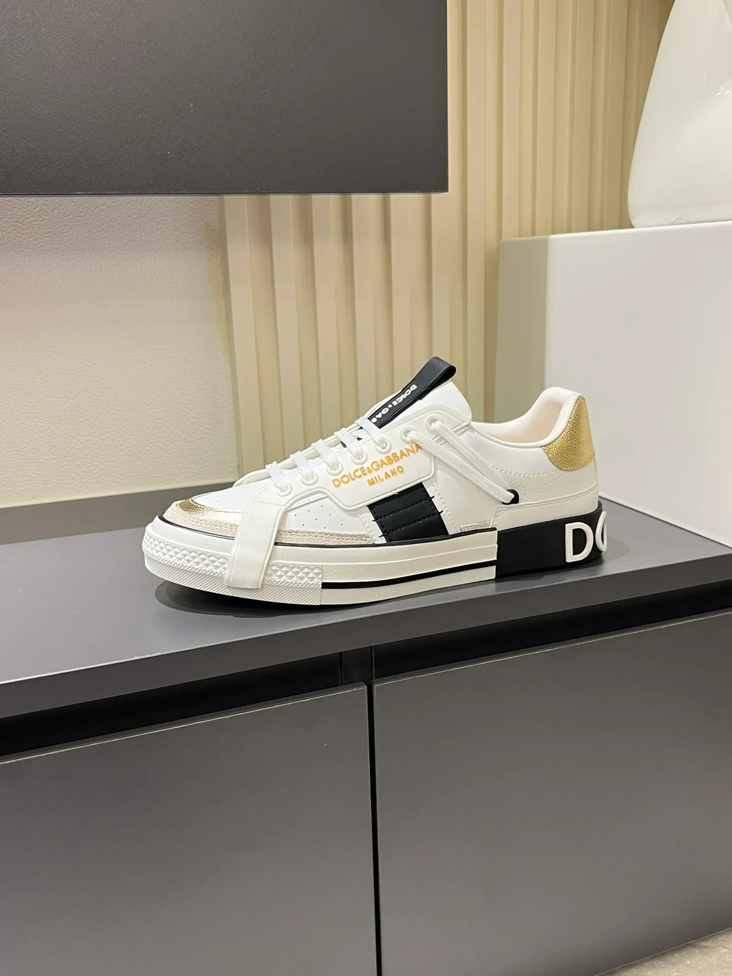 p480 Original order Couple model DG's new Custom 2.Zero sneakers combine the characteristic elements of the brand's two classic series, combining the simple and elegant silhouette of Portofino with the urban and capable attitude of Miami. Calfskin upper with contrasting details, micro-injection rubber logo on the side, laminated Dauphine leather heel, sheepskin lining, original outsole Size: Women's 35-40 (34, 41 can be ordered), Men's 38-44 (45, 46 can be customized)